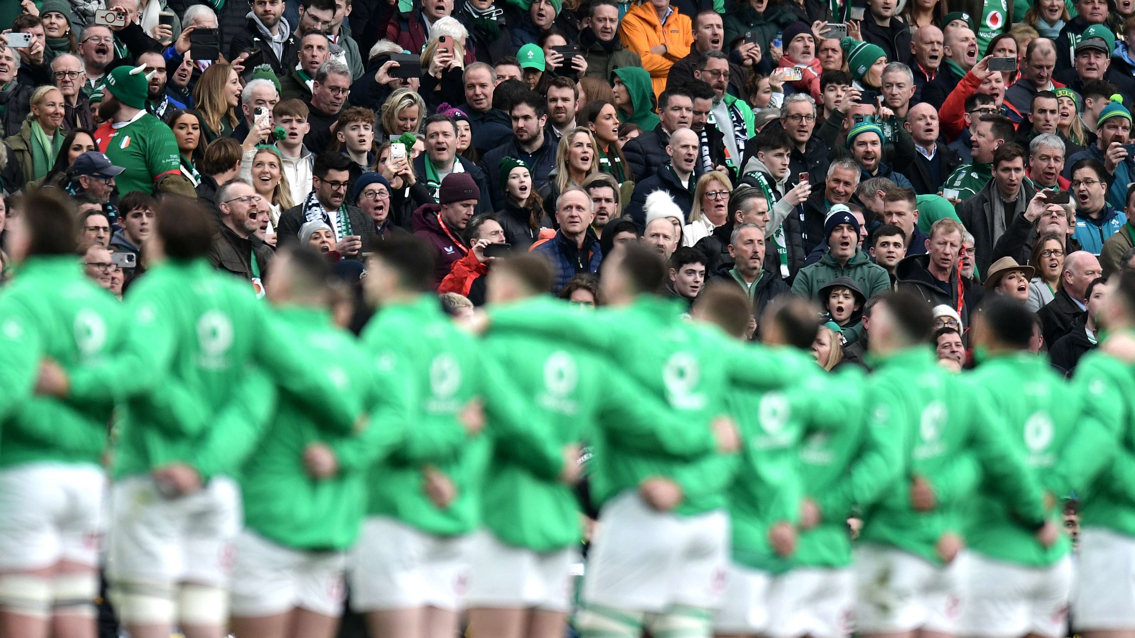 在艰难客场逆转后的昂扬斗志全队需再接再厉奋勇向前